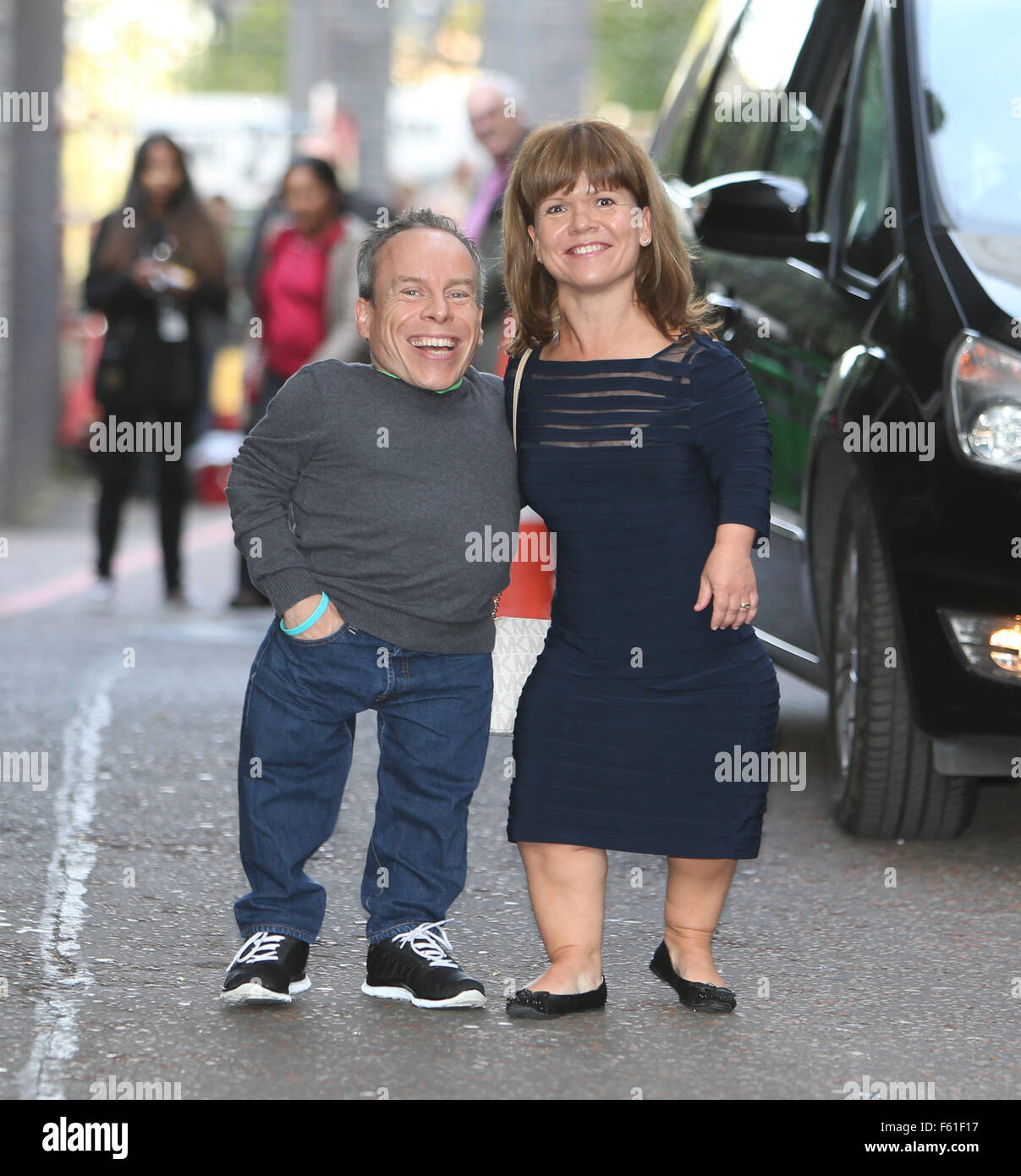 Warwick Davis und Frau Samantha außerhalb ITV Studios Featuring: Warwick Davis, Samantha Davis wo: London, Vereinigtes Königreich bei: 29. Sep 2015 Stockfoto