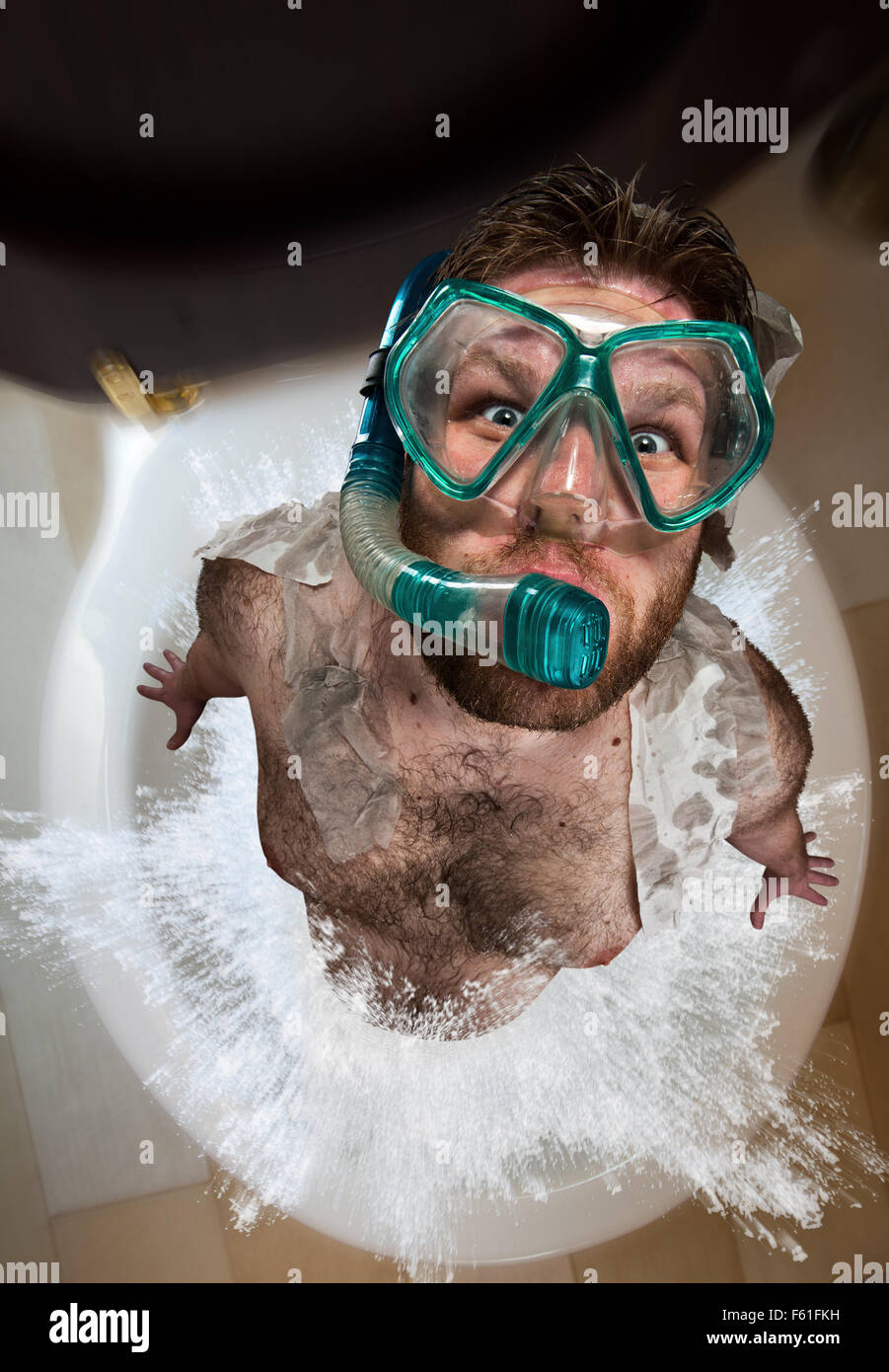 Bizarre Mann mit Schwimmen Maske springen Toilette Stockfotografie - Alamy