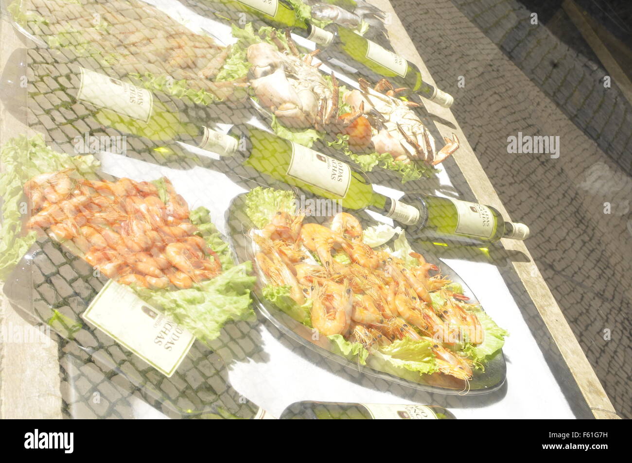 Meeresfrüchte-Platten und Weinflaschen in einem Restaurant Fenster Lissabon portugal Stockfoto