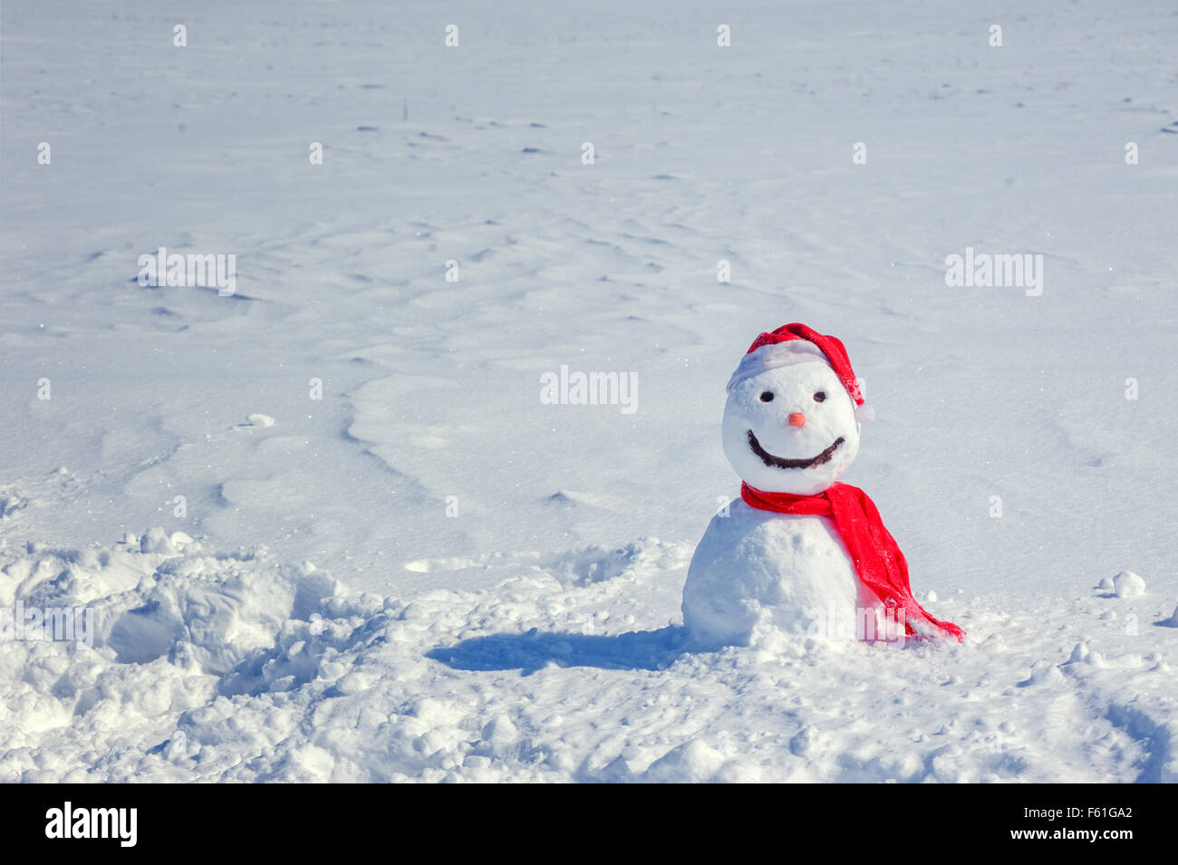 Schneemann Santa über schneebedecktes Feld Stockfoto