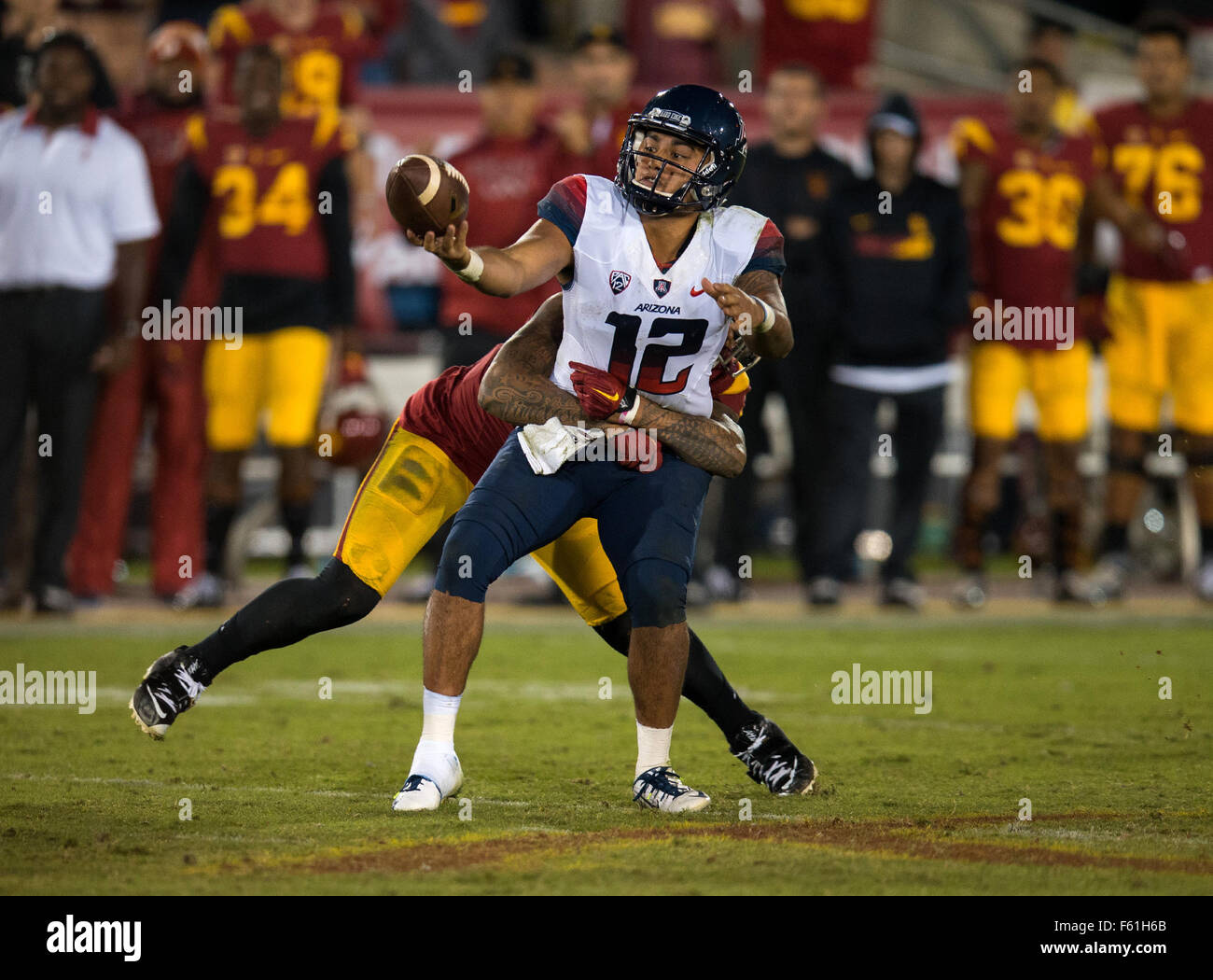 7. November 2015 Los Angeles, CA... USC Trojans Sicherheit (21) Su'a Cravens Taue Arizona quarterback (12) Anu Solomon während des Spiels zwischen den Arizona Wildcats und die USC Trojans an der Los Angeles Memorial Coliseum in Los Angeles, Kalifornien... (Obligatorische Credit: Juan Lainez / MarinMedia / Cal Sport Media) Stockfoto