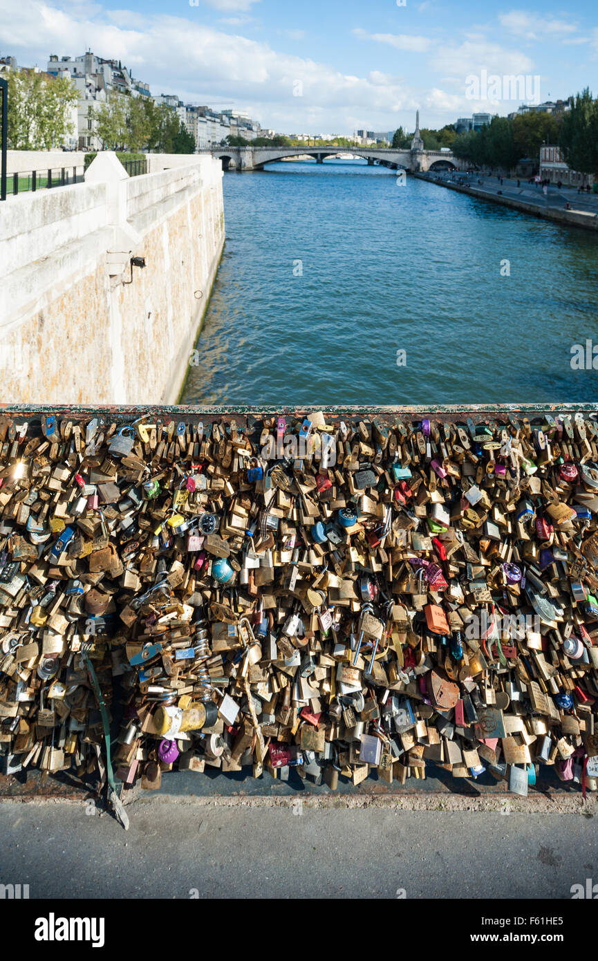 Frankreich, Paris, Pont de l'Archevêché - Liebe sperren Stockfoto