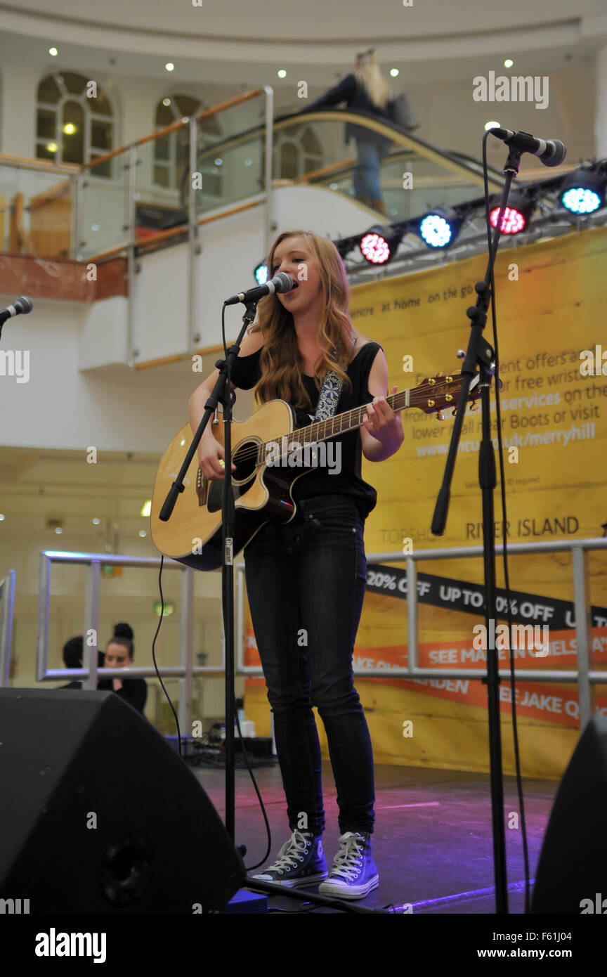 Student Lock-in Event bei Intu Merry Hill shopping centre Featuring: Savannah Roberts wo: Dudley, Großbritannien: 29. Sep 2015 Stockfoto