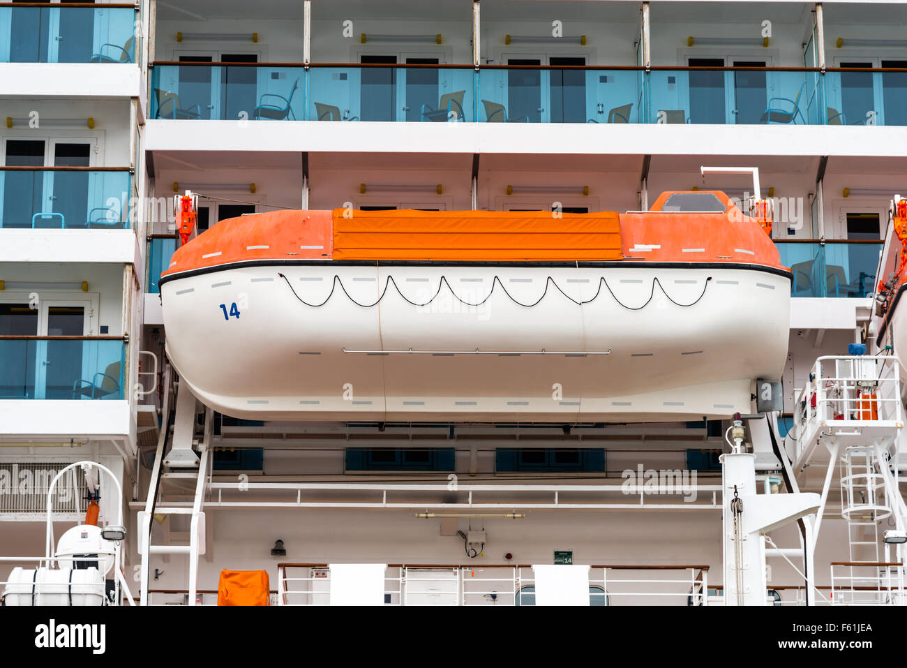 Orange Rettungsboot auf einem Kreuzfahrtschiff Stockfoto