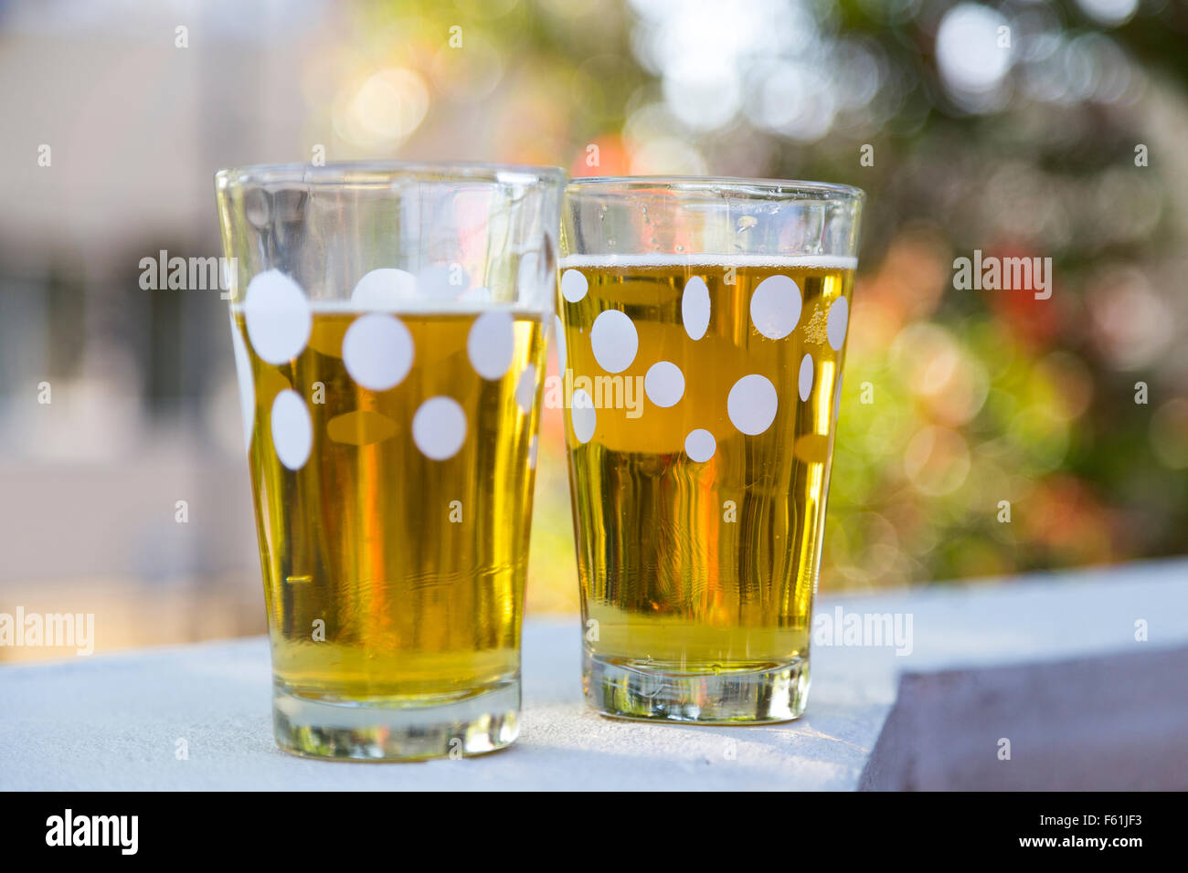 Zwei Gläser Bier an einer Wand Stockfoto