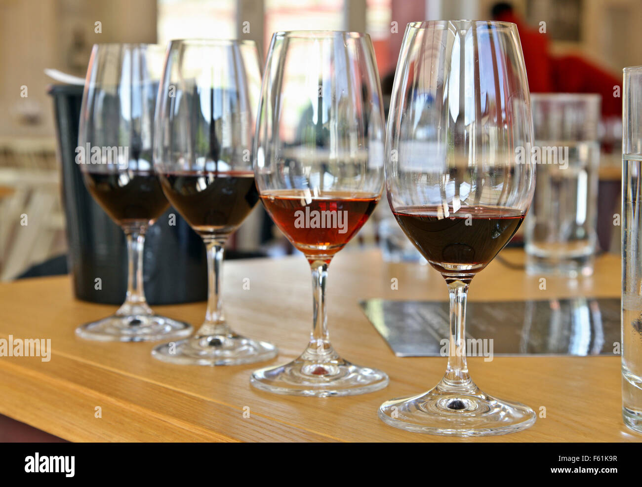 Portweine verkosten im Quinta Bonfim, eines der besten Weingüter in Pinhao Stadt, Douro-Tal, Porto e Norte, Portugal. Stockfoto