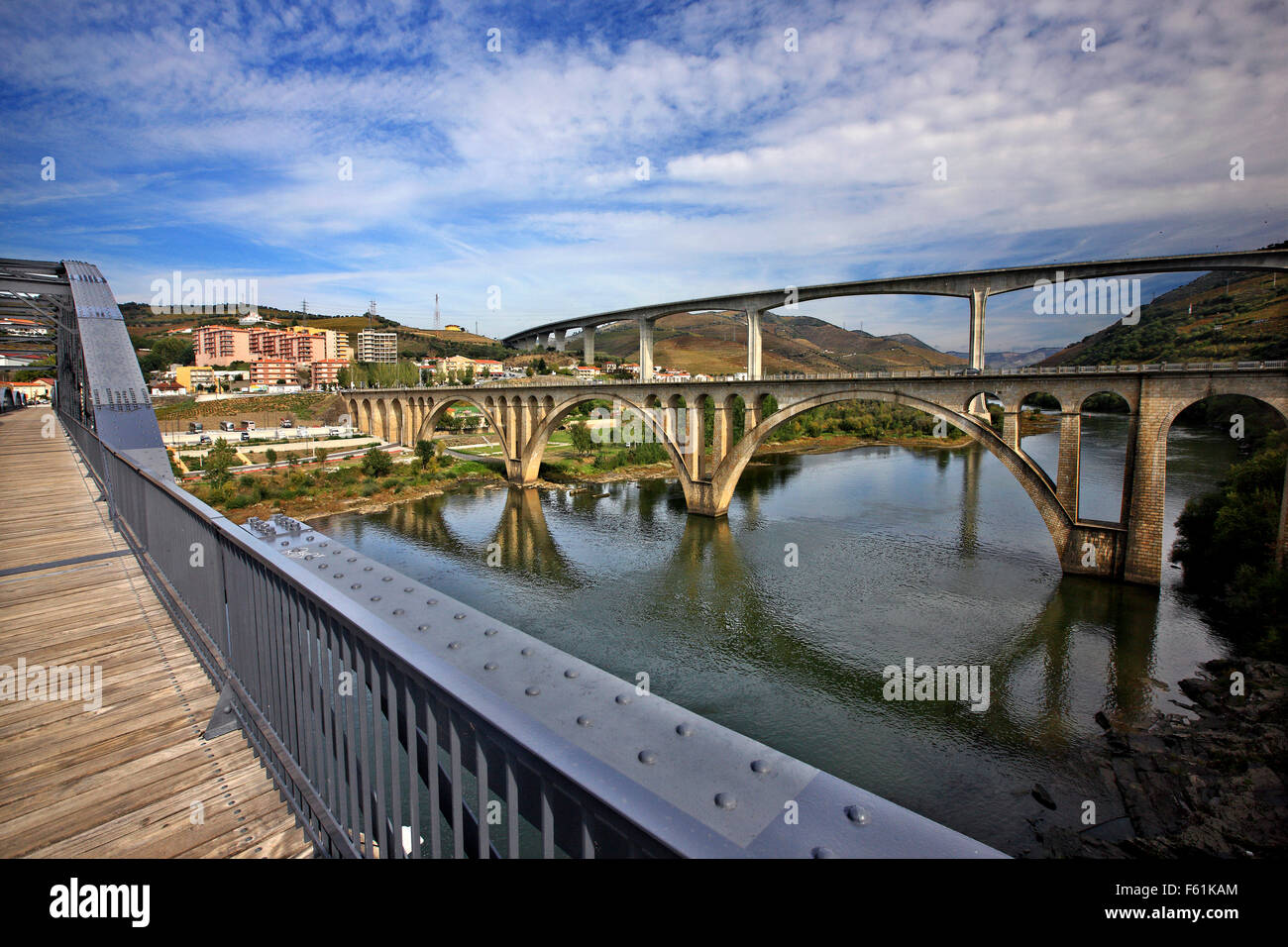 Brücken über Douro-Fluss in Peso da Regua Stadt Porto e Norte Portugal. Alto Douro Weinregion (UNESCO-Weltkulturerbe) Stockfoto