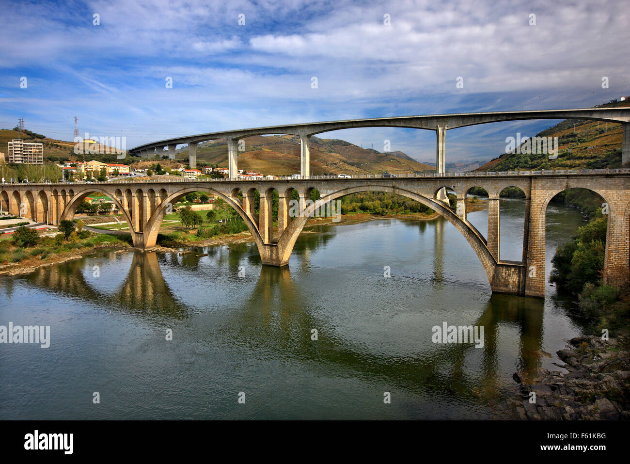 Brücken über Douro-Fluss in Peso da Regua Stadt Porto e Norte Portugal. Alto Douro Weinregion (UNESCO-Weltkulturerbe) Stockfoto