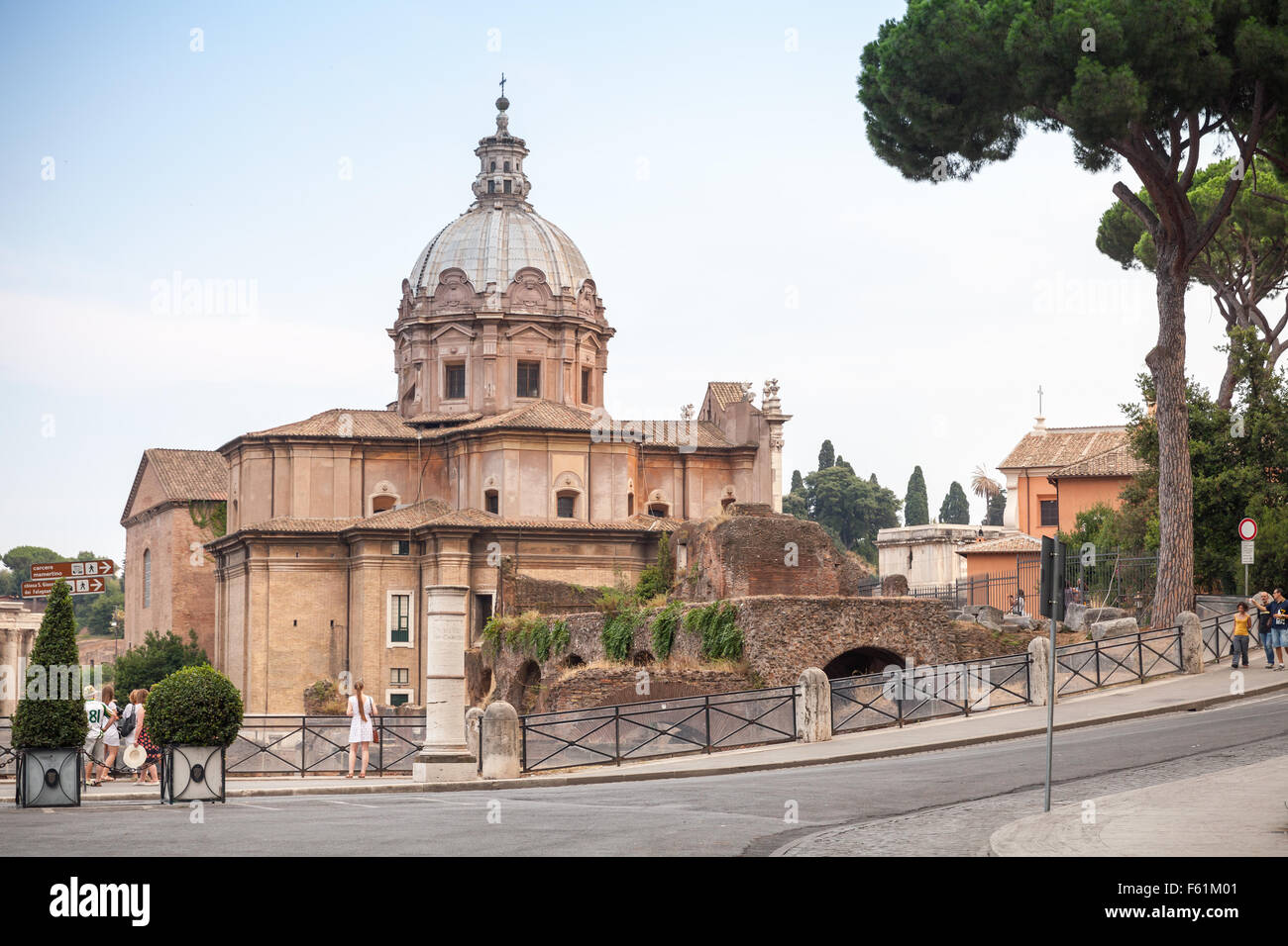 Rom - 7. August 2015: Kirche Santi Luca e Martina mit den Resten des Forum Romanum, Straßenansicht mit walking touri Stockfoto