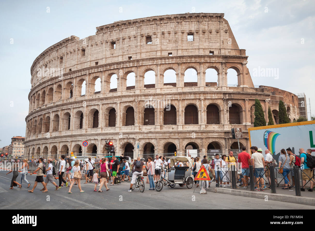Rom - 7. August 2015: Touristen zu Fuß auf der Straße in der Nähe Kolosseum oder Kolosseum, auch bekannt als das flavische Amphitheater von Stockfoto