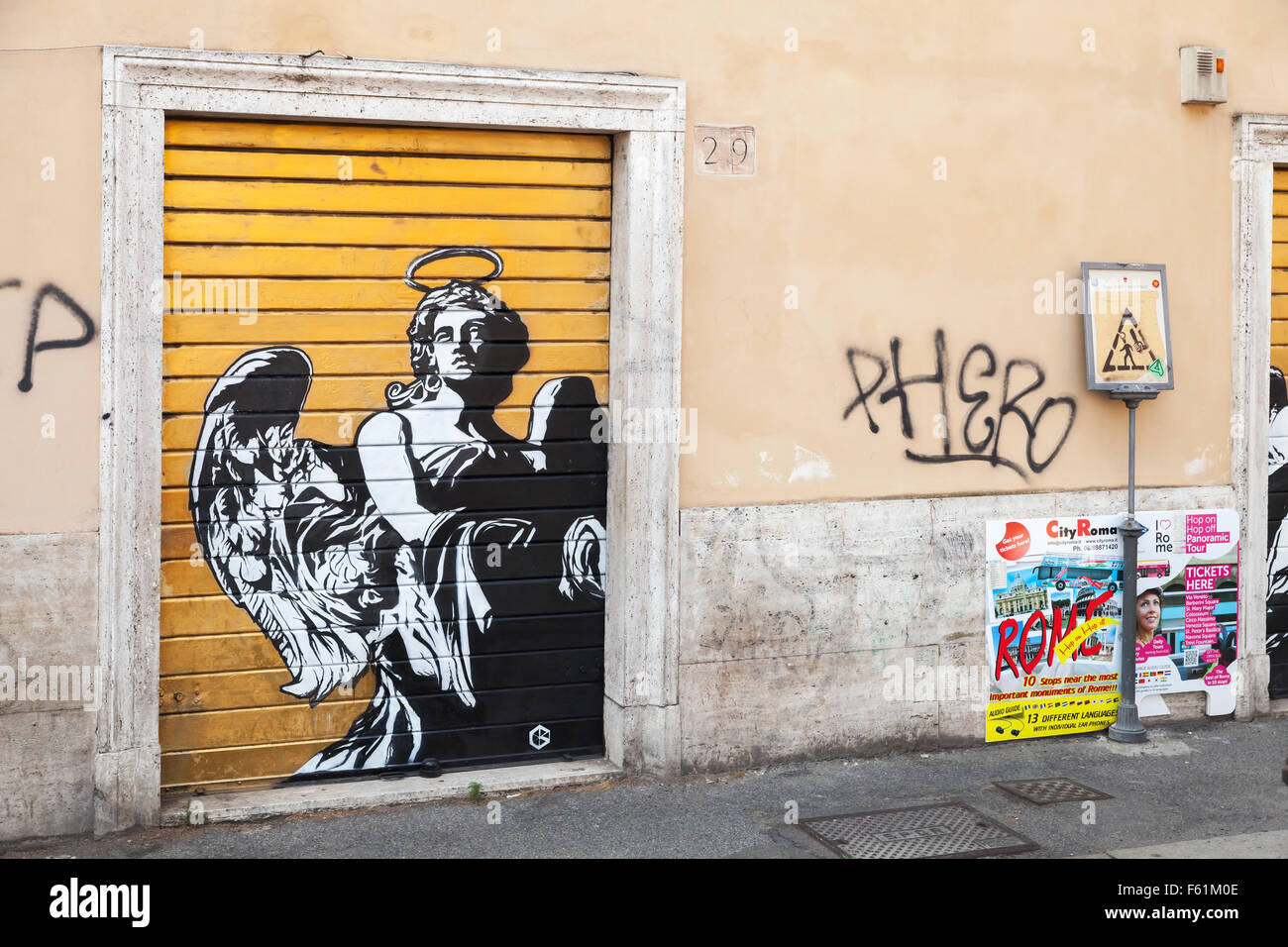 Rom, Italien - 8. August 2015: Graffiti mit schwarzen und weißen Engel auf geschlossenen gelben Tor in der historischen Altstadt von Rom Stockfoto
