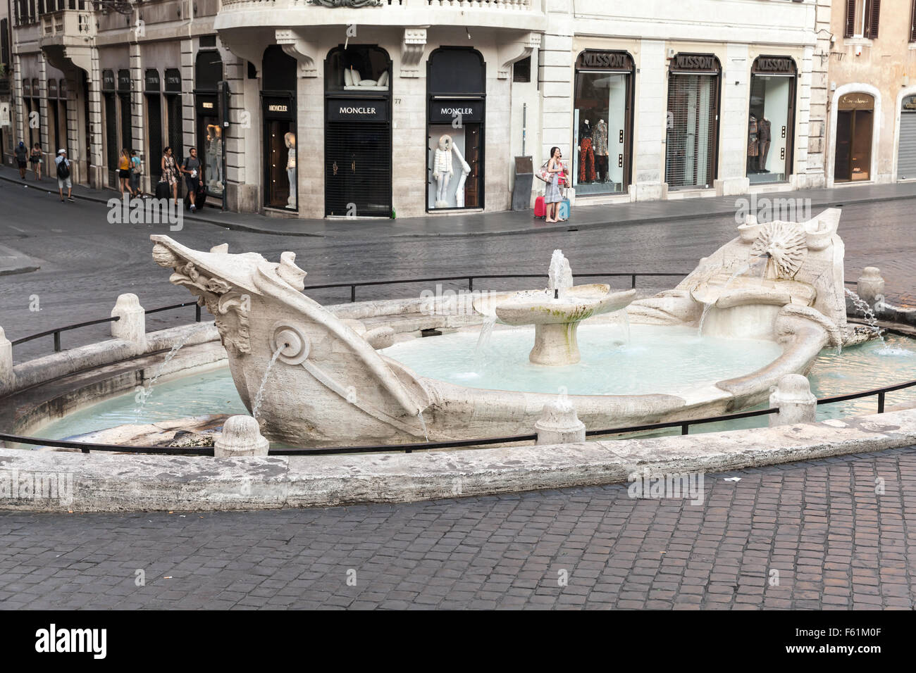 Rom, Italien - 9. August 2015: Fontana della Barcaccia, Brunnen auf der Piazza di Spagna, Straßenansicht mit Touristen zu Fuß Stockfoto