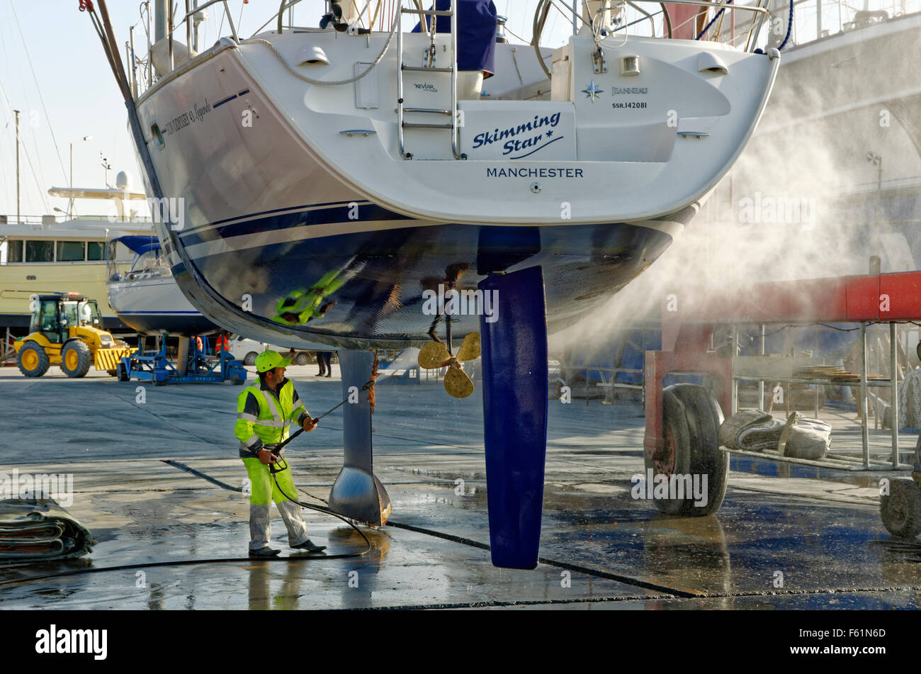 Fahrtenyacht aufgehoben und Jet-gewaschen, um marine Ablagerungen entfernen. Stockfoto