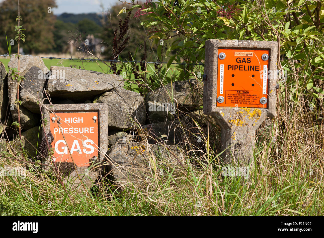 Eine Hochdruck-Netz-Gas-Pipeline unterzeichnet in ländlicher Umgebung in Großbritannien. Stockfoto
