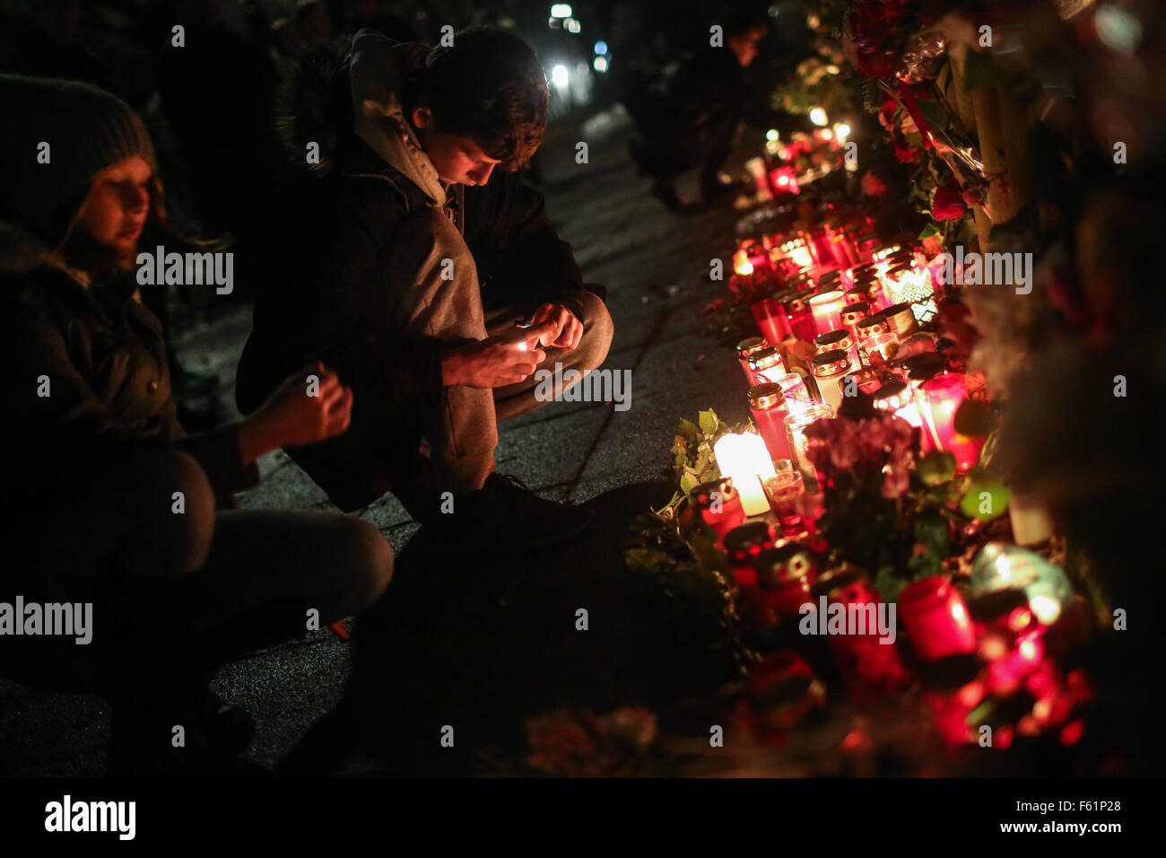 Hamburg, Deutschland. 10. November 2015. Anwohner legen Blumen und Kerzen außerhalb des Hauses der ehemalige Bundeskanzler Helmut Schmidt, in Hamburg, Deutschland, am 10. November 2015. Helmut Schmidt, der als Bundeskanzler der Bundesrepublik Deutschland von 1974 bis 1982 diente, starb im Alter von 96 Jahren in seinem Haus in Hamburg am Dienstagnachmittag, laut deutschen Medien. Bildnachweis: Zhang Fan/Xinhua/Alamy Live-Nachrichten Stockfoto