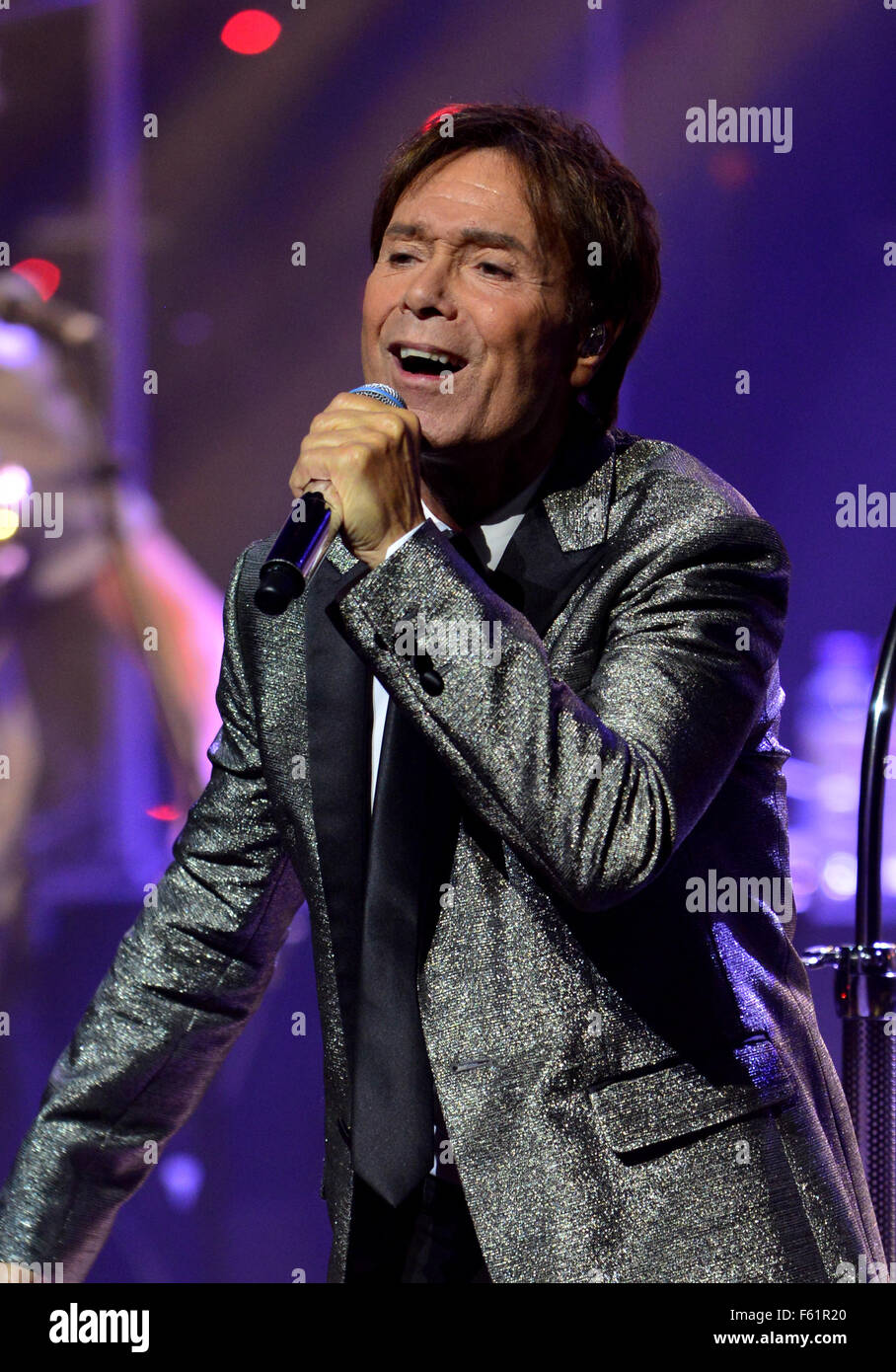 Cliff Richard die live auf der Bühne in der ersten Nacht seinen 75. Geburtstag-Tour in der Symphony Hall Featuring: Sir Cliff Richard Where: Birmingham, Vereinigtes Königreich bei: 29. Sep 2015 Stockfoto