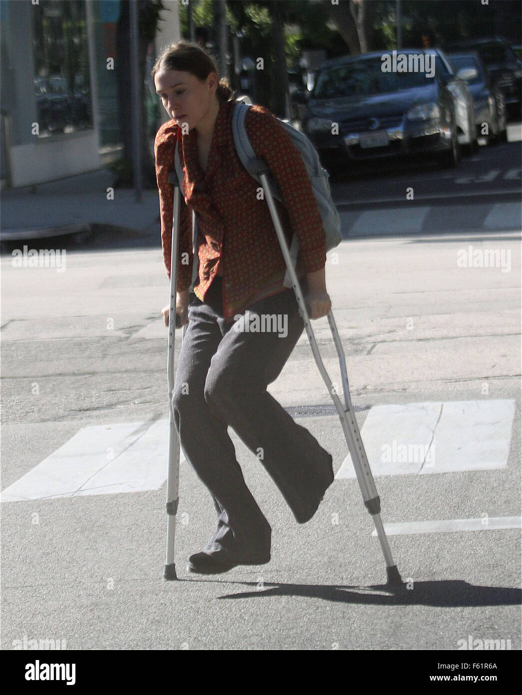 Veep Stern, Sarah Sutherland geht zum Frühstück auf Krücken mit