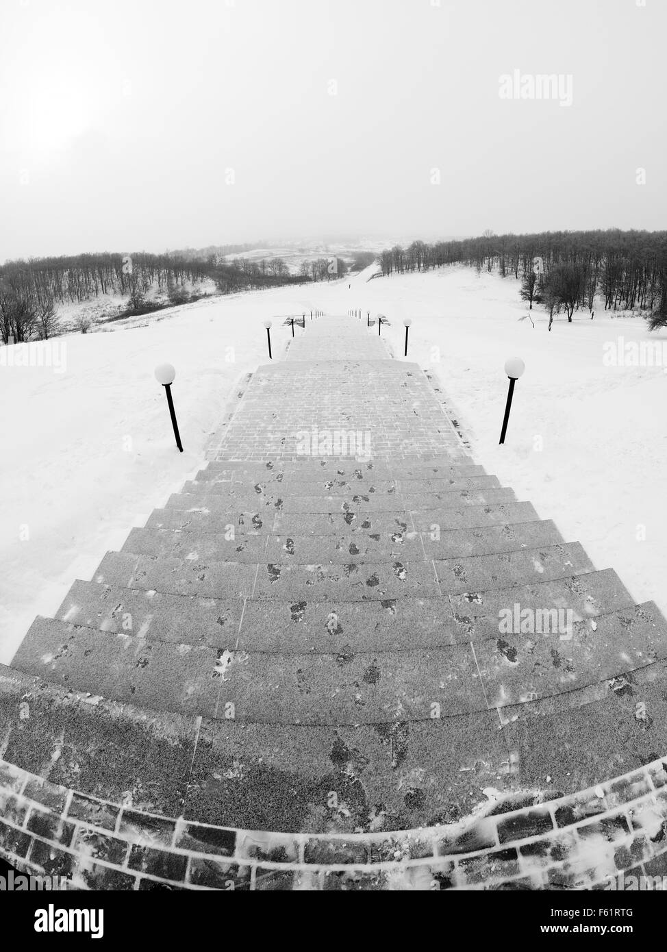 Lange Schritte Weg ins Tal am Wintertag Stockfoto
