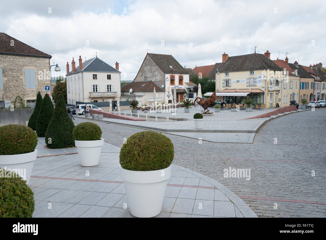 Geschäften und Gebäuden in einer Straßenszene in der Stadt von Chagny Frankreich Stockfoto