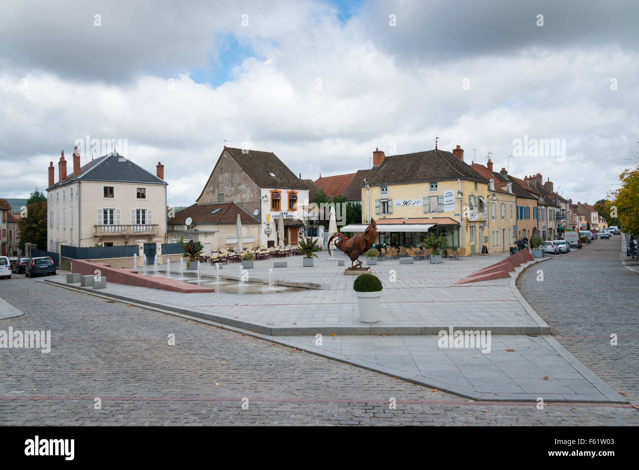 Geschäften und Gebäuden in einer Straßenszene in der Stadt von Chagny Frankreich Stockfoto