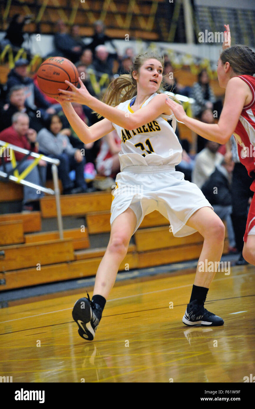 High School Spieler zieht abrupt aus einem Dribbling beim Versuch, die Kontrolle über den Basketball unter Druck zu halten. USA. Stockfoto