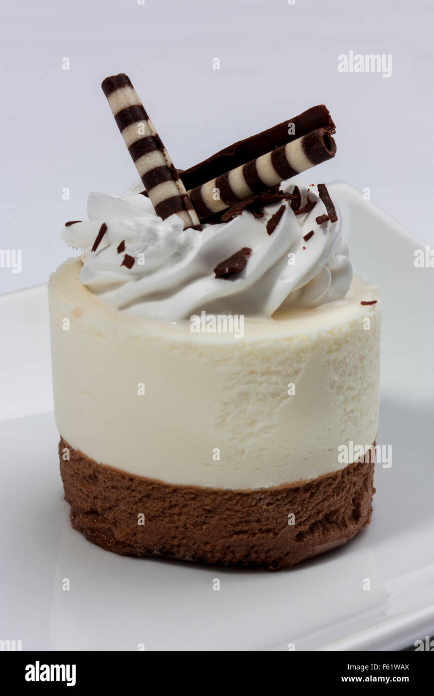 cremige weiße und dunkle Mousse au Chocolat mit weißem Zuckerguss und Schokolade rasieren Stockfoto