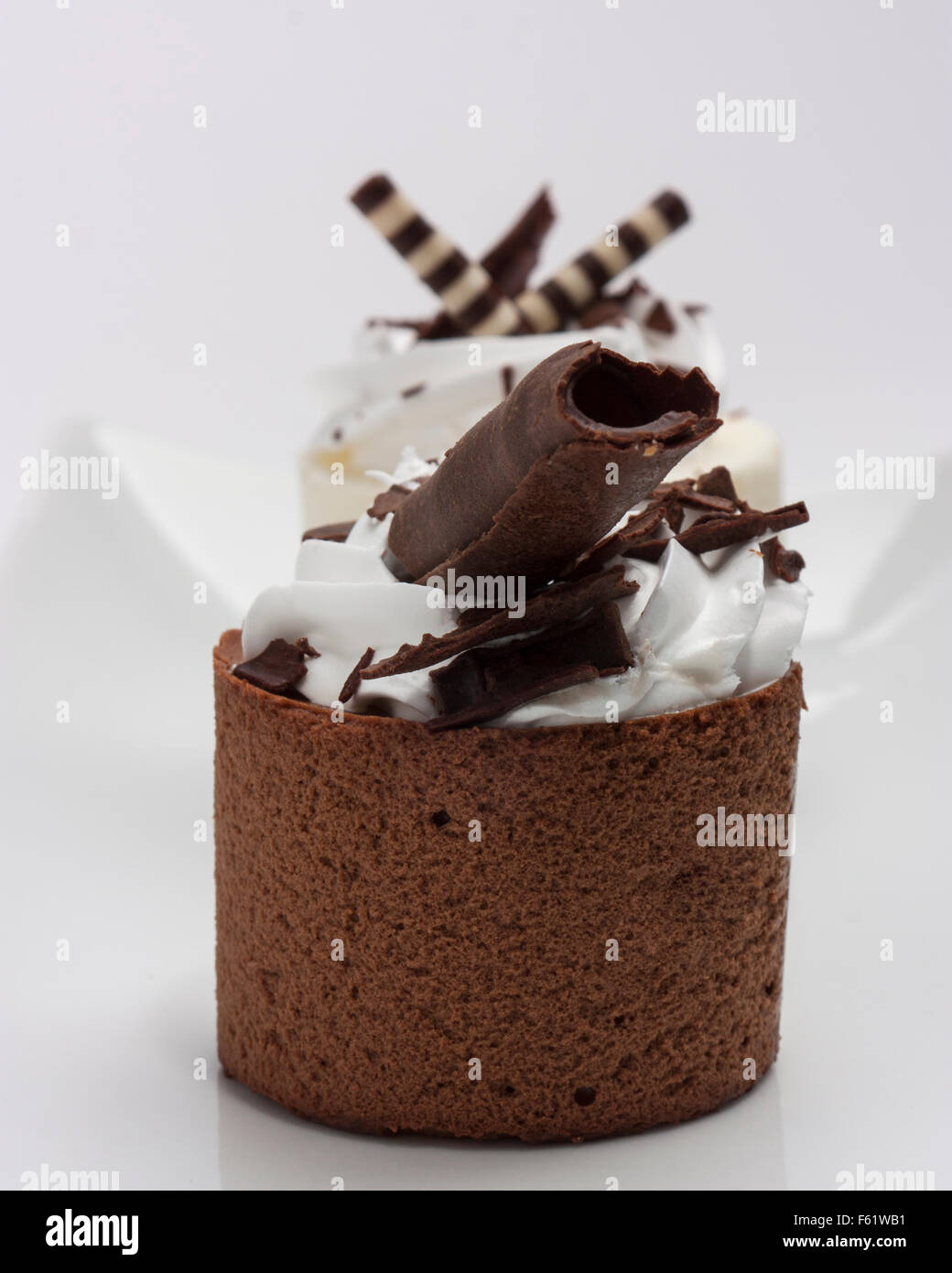 cremige dunkle Mousse au Chocolat mit weißem Zuckerguss und Schokolade rasieren Stockfoto