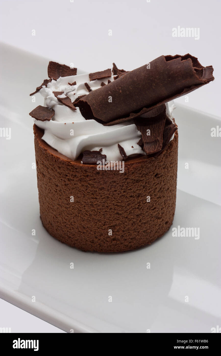 cremige dunkle Mousse au Chocolat mit weißem Zuckerguss und Schokolade rasieren Stockfoto