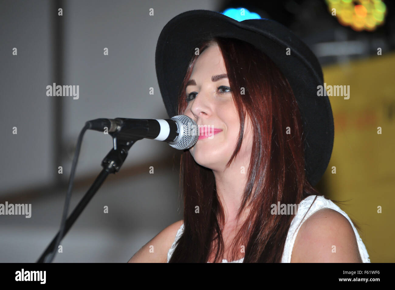 Prominente teilnehmen Student Lock an Intu Merry Hill Shopping Centre Featuring: Demi Marriner wo: Dudley, West Midlands, England bei: 29. Sep 2015 Stockfoto