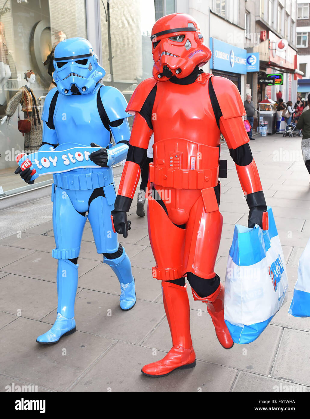 Eine blaue und eine rote Star Wars Stormtrooper schlendern Sie Londons  geschäftigen Oxford Street, die Eröffnung des The Toy Store zu fördern. Aus  dem Mittleren Osten auf der Grundlage Spielwarenhändler unterzeichnete für