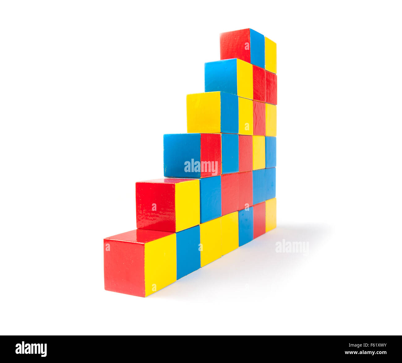 Farbige Gebäude Treppen Spielzeug Würfel isoliert auf weißem Hintergrund Stockfoto