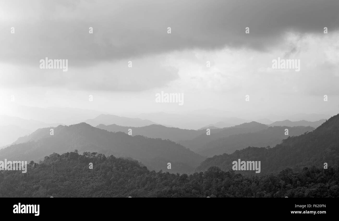 schwarz / weiß misty Mountain Hügel Landschaft, Schichten von Bergen mit Nebel Stockfoto