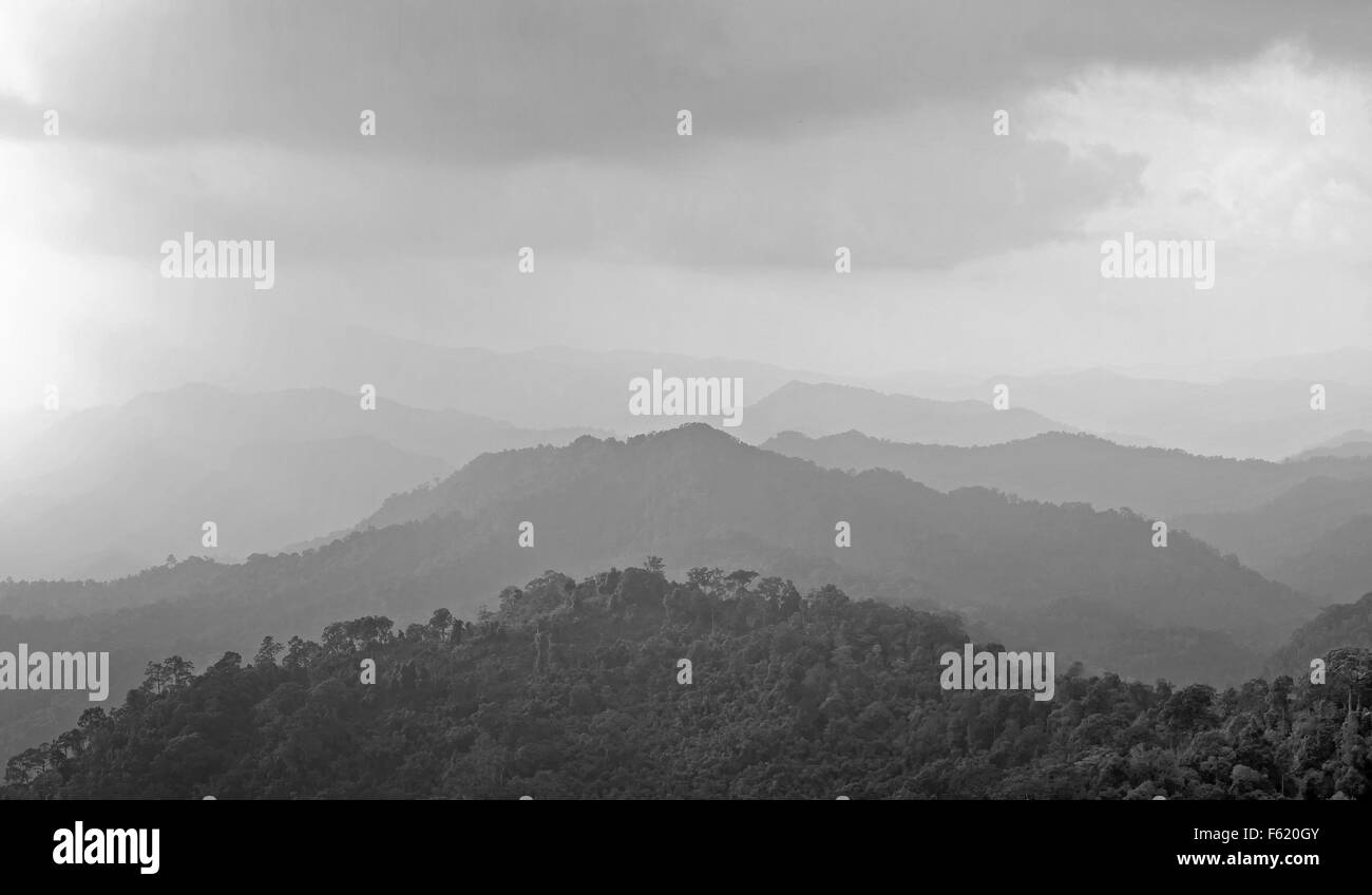 schwarz / weiß misty Mountain Hügel Landschaft, Schichten von Bergen mit Nebel Stockfoto