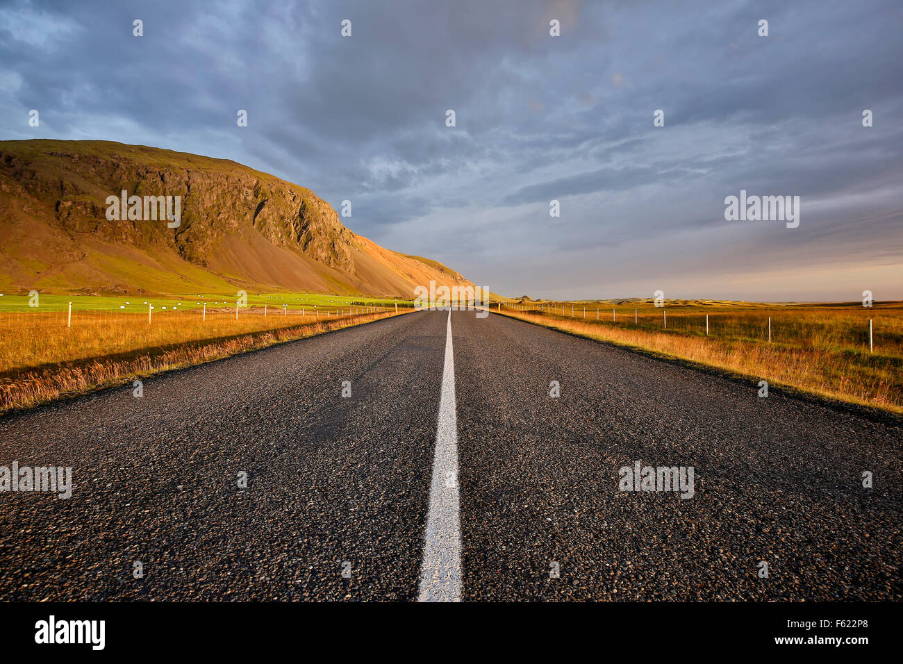 Route 1 (Ringstraße) und Berglandschaft in der Nähe von Hofn, Island Stockfoto