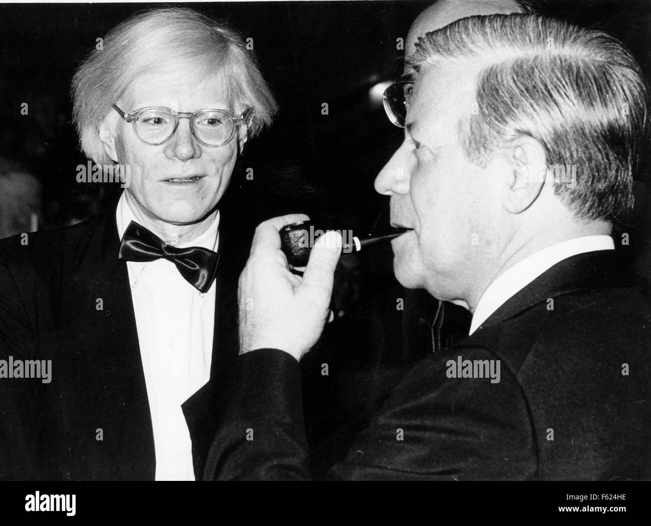 Bonn, Deutschland. 14. November 1980. Helmut Schmidt, der Bundeskanzler von 1974 bis 1982, der Bundesrepublik Deutschland durch turbulente Zeiten in den 1970er Jahren führte starb im Alter von 96 Jahren in seiner Heimatstadt Hamburg. Bild: 14. November 1980 plaudert - Bonn, Deutschland - Künstler ANDY WARHOL mit Bundeskanzler von Deutschland HELMUT SCHMIDT auf dem Federal-Presse-Ball an der 'Beethovenhalle." (Kredit-Bild: © Keystone Presseagentur/Keystone USA über ZUMAPRESS.com) Bildnachweis: ZUMA Press, Inc./Alamy Live-Nachrichten Stockfoto