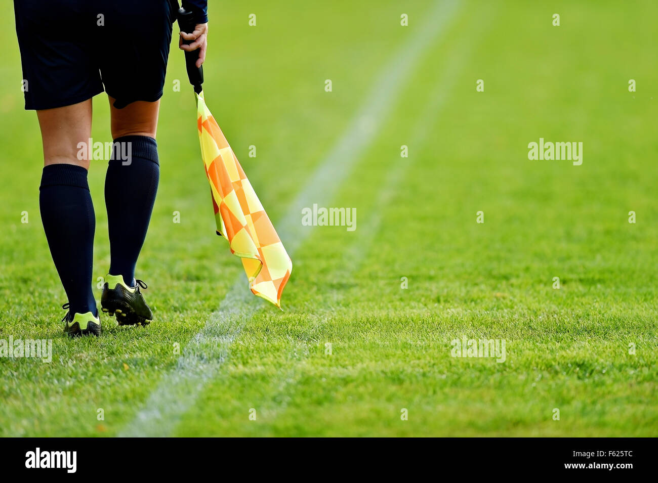 Schiedsrichter-Assistenten, die entlang der Seitenlinie während eines Fußballspiels Stockfoto