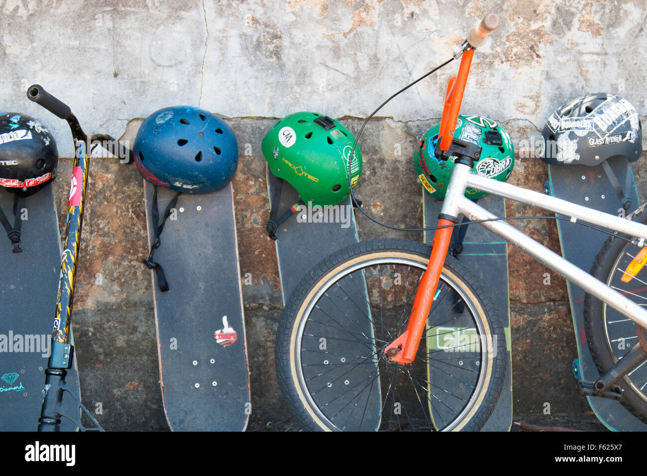 Schulfahrräder und Skateboards für Kinder werden auf einem Schulhof in Sydney, NSW, Australien gelagert Stockfoto