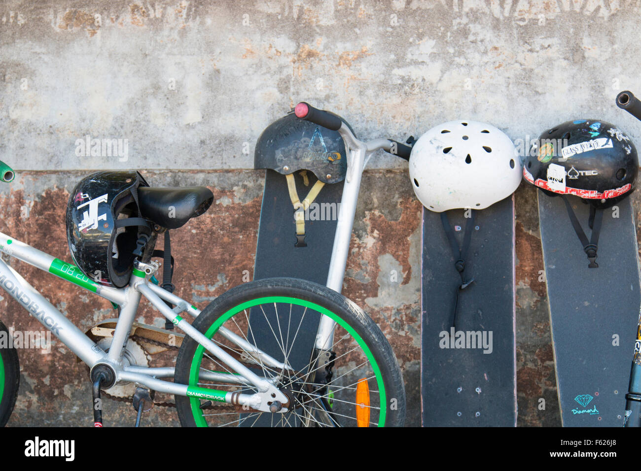 Schulfahrräder, Skateboards und Helme für Kinder werden auf einem Schulhof in Sydney, NSW, Australien gelagert Stockfoto