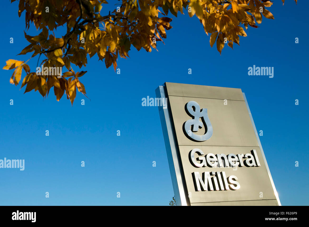 Ein Logo Zeichen außerhalb der Hauptsitz von General Mills, Inc., in Minneapolis, Minnesota am 24. Oktober 2015. Stockfoto
