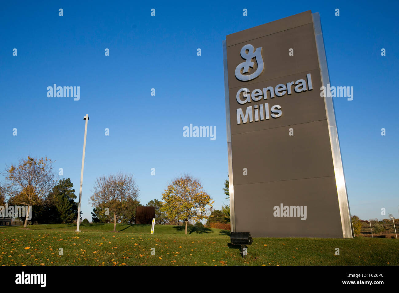 Ein Logo Zeichen außerhalb der Hauptsitz von General Mills, Inc., in Minneapolis, Minnesota am 24. Oktober 2015. Stockfoto