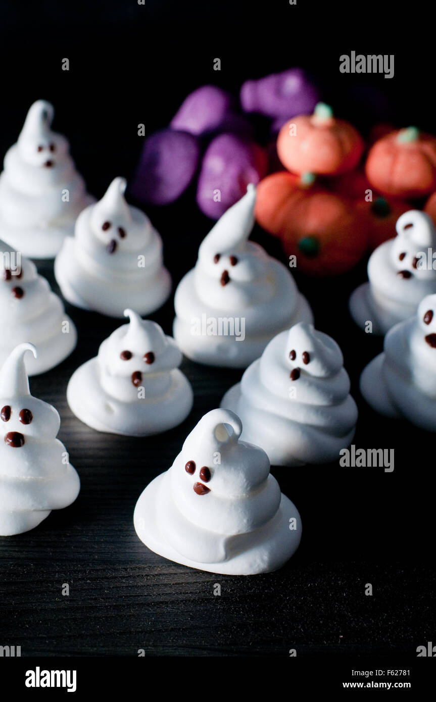 Geister von Zucker und Eiern für halloween Stockfoto