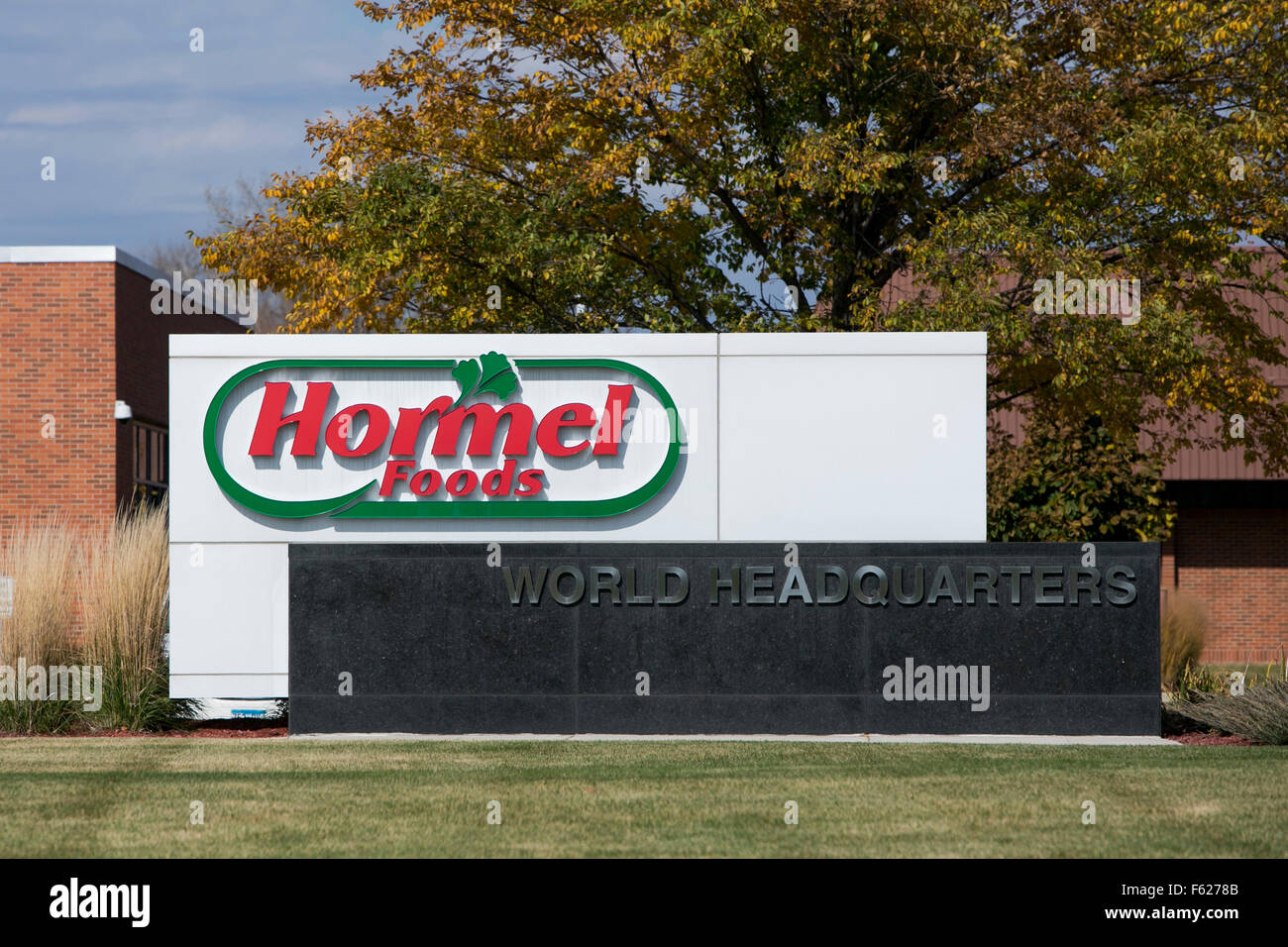 Ein Logo Zeichen außerhalb der Hauptsitz von Hormel Foods Corporation in Austin, Minnesota am 25. Oktober 2015. Stockfoto