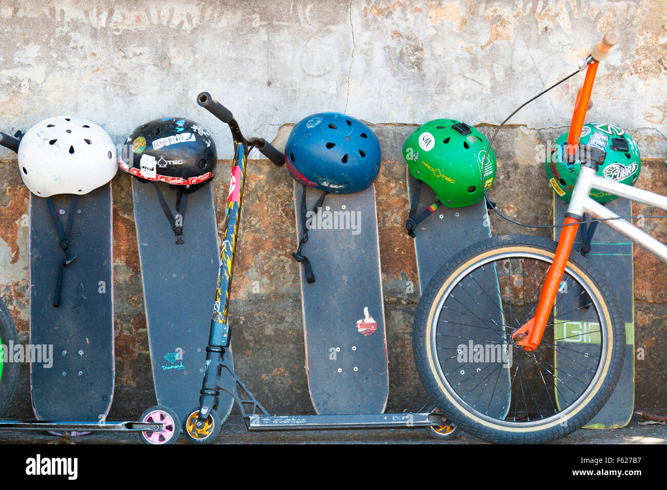 Schulfahrräder, Skateboards und Helme für Kinder werden auf einem Schulhof in Sydney, Australien, gelagert Stockfoto