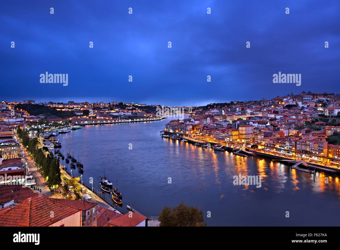 Nachtansicht von Porto aus Dom Luis ich zu überbrücken. Sie sehen die Ribeira Bezirk und den Fluss Douro. Stockfoto