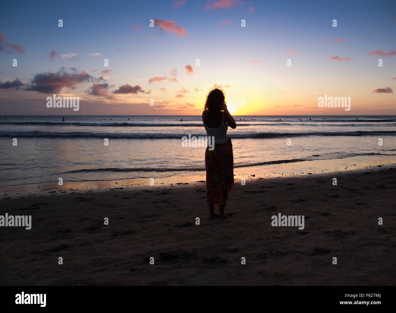 Kaukasische Frau Fotografen am Strand bei Sonnenuntergang Stockfoto