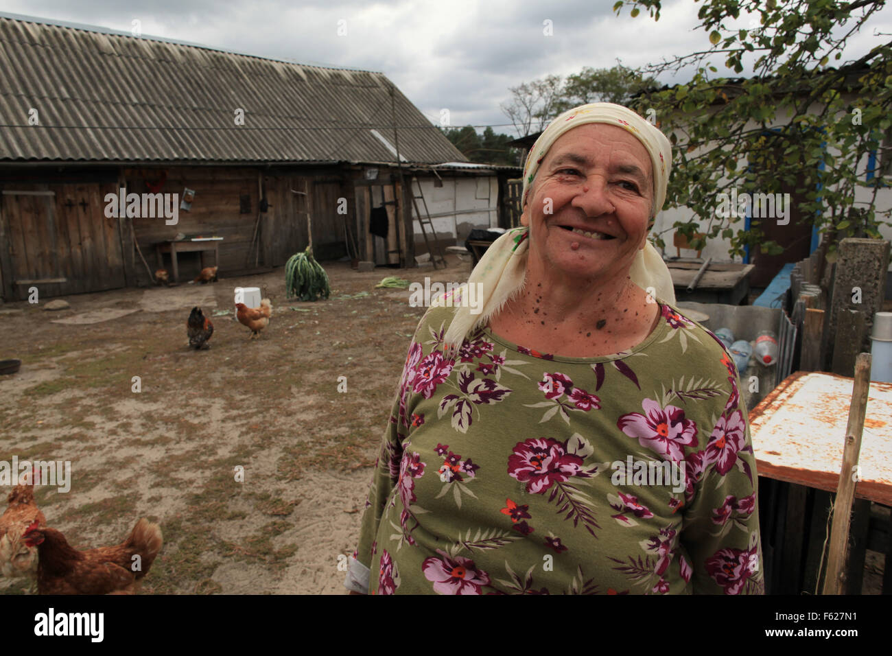 Maria Ilchenko, eine illegale Wohnsitz (Samosely), der nach der Katastrophe von Tschernobyl an ihrem Bauernhof im Dorf Kupovate zurückgekehrt. Sperrzone, Ukraine Stockfoto