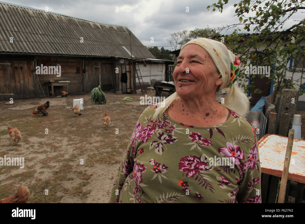 Maria Ilchenko, eine illegale Wohnsitz (Samosely), der nach der Katastrophe von Tschernobyl an ihrem Bauernhof im Dorf Kupovate zurückgekehrt. Sperrzone, Ukraine Stockfoto