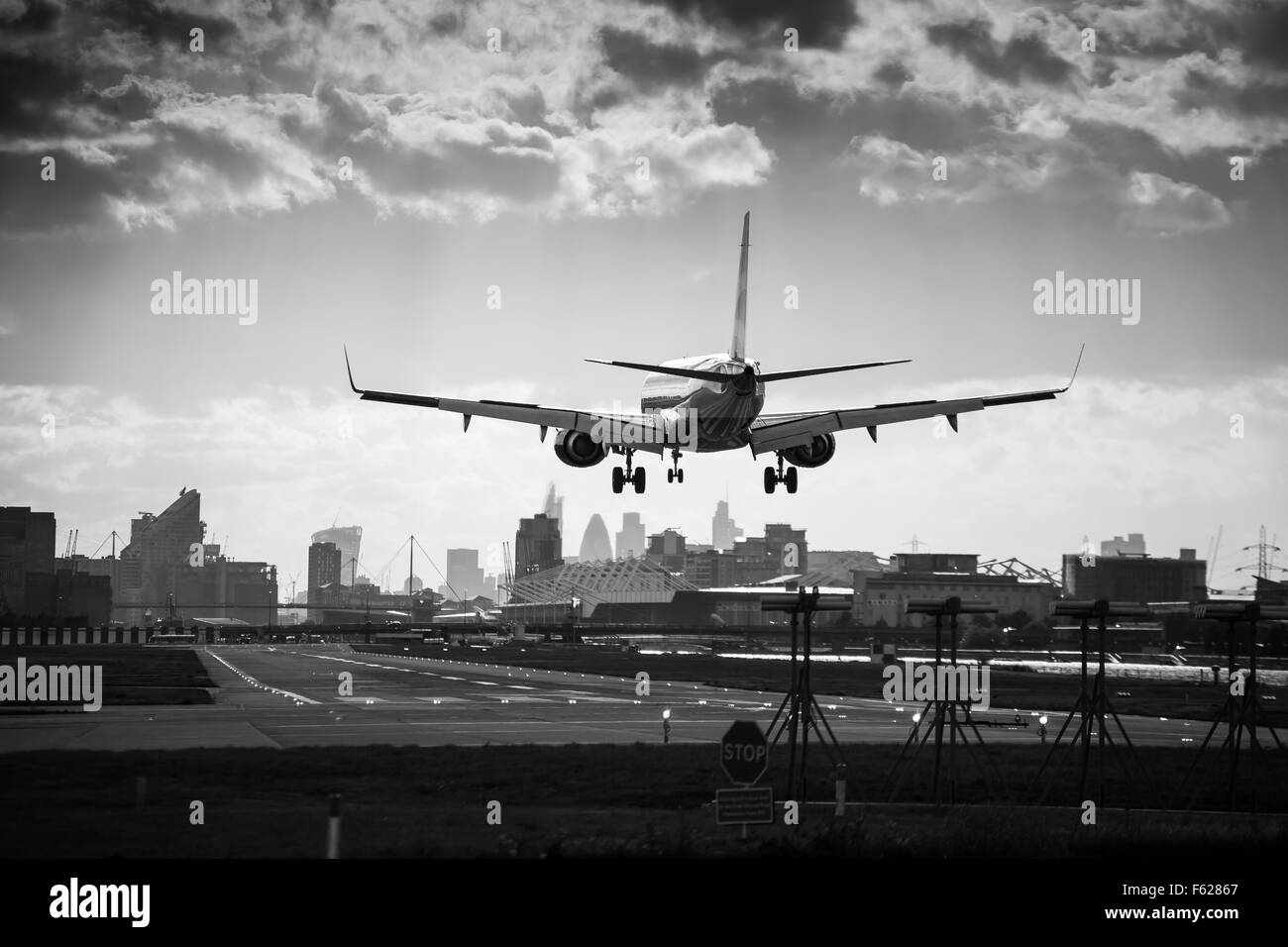 Ein Flugzeug landet auf dem Flughafen London City Airport Stockfoto