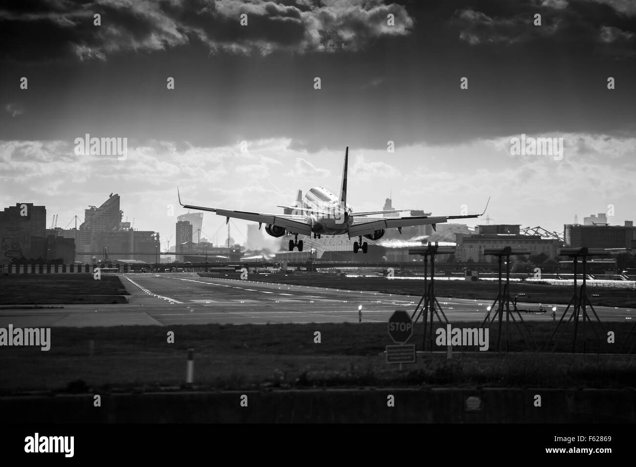 Ein Flugzeug landet auf dem Flughafen London City Airport Stockfoto
