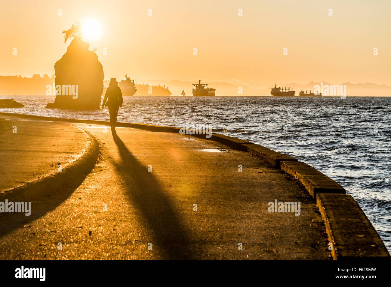 Stanley Park Seawall bei Sonnenuntergang, Vancouver, Britisch-Kolumbien, Kanada Stockfoto